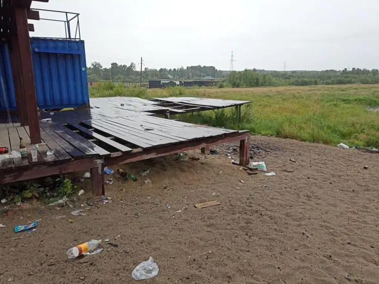 Мусором завалены берега водохранилища в Благовещенском районе