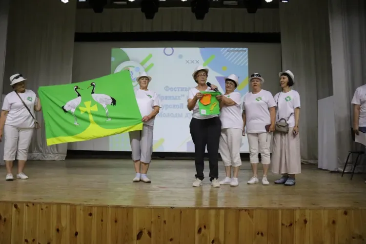 Йогой и рисованием на камнях занимались "серебряные" волонтеры в Ивановке