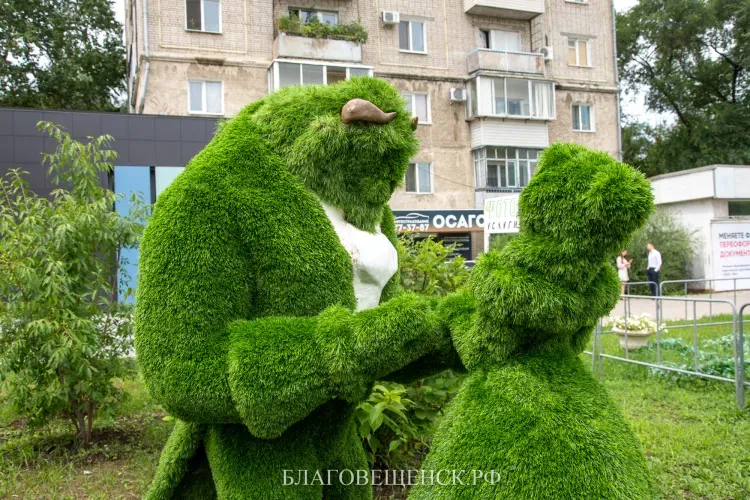 Зеленые фигуры Красавицы и Чудовища исчезли в Благовещенске