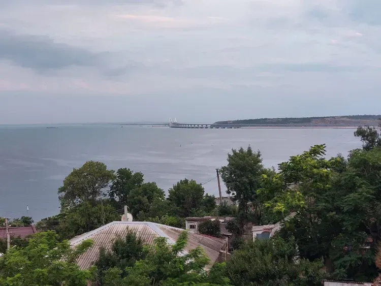 Автомобиль с туристами упал в море с обрыва в Крыму