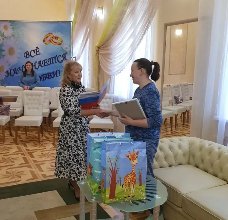 Родителей новорожденных тройняшек поздравили в Благовещенске