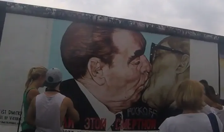 Поцелуй брежнева и хонеккера картина в третьяковке