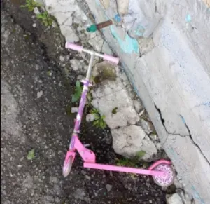 Девочка погибла во время прогулки в детском саду, катаясь на самокате