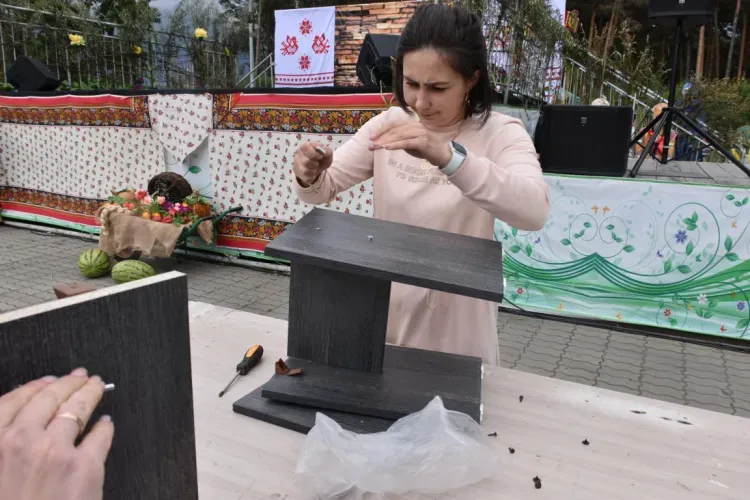 Мебель и топор ручной работы выиграли белогорцы в "деревянных" конкурсах