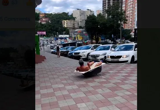 Голый мужчина принял ванну посреди улицы во Владивостоке
