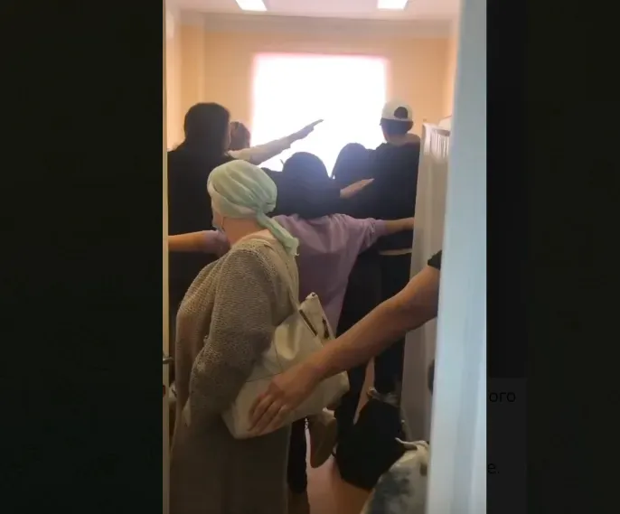 Врач-невролог осмотрела в кабинете одновременно 10 пациентов и попала на видео