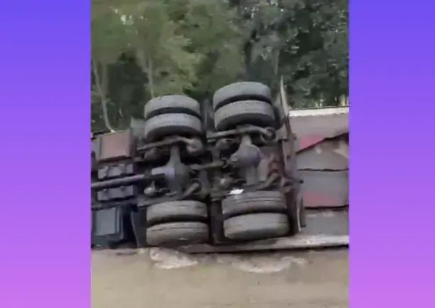 Водители разграбили перевернувшуюся фуру с дынями в Приморье