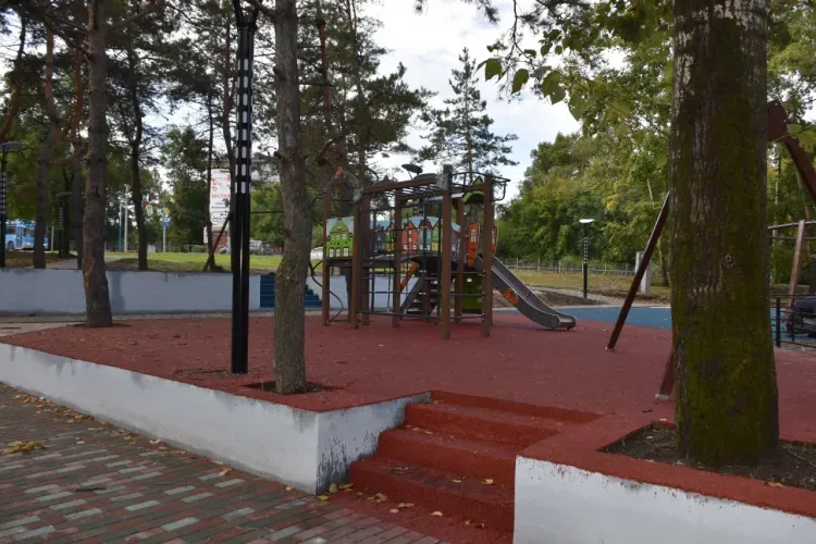 Сквер с тренажерами и игровым комплексом торжественно откроют в Белогорске