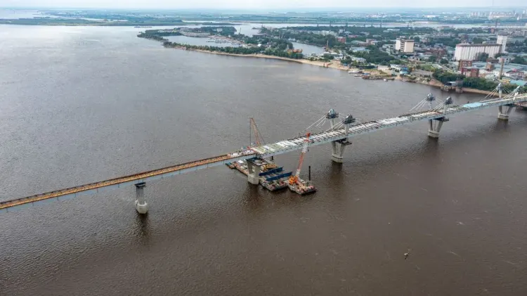 Новый мост через Зею состыковали с двух берегов в Благовещенске