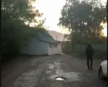 Тайфун "Хинамнор" вынес дом на дорогу в Приморье