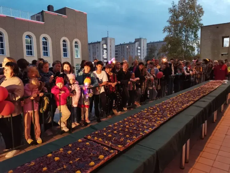 Пирог-рекордсмен испекли участники Брусничного фестиваля в Тынде