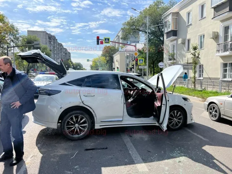 Автобус попал в массовое ДТП в центре Благовещенска