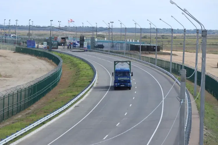 Пункт пропуска строят на территории автомобильного моста через Амур