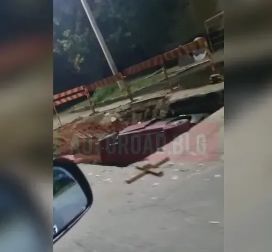 Иномарка упала в перекоп в Благовещенске в темное время суток