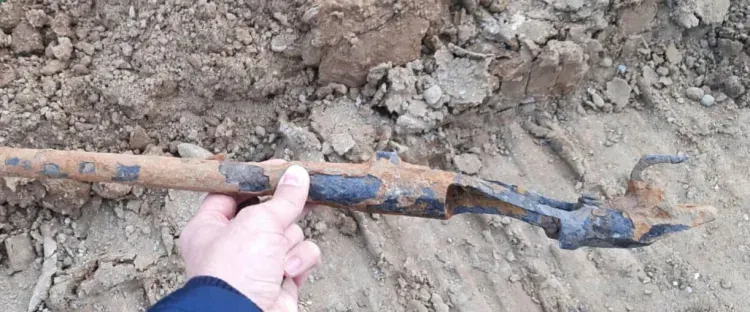 Фрагмент старинного оружия откопал рабочий при ремонте в Благовещенске