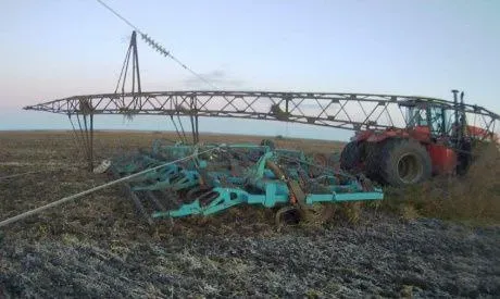 Провода упали на трактор, который сбил опору электропередач в Амурской области