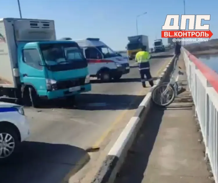 Грузовик сбил пожилого велосипедиста на Зейском мосту в Благовещенске