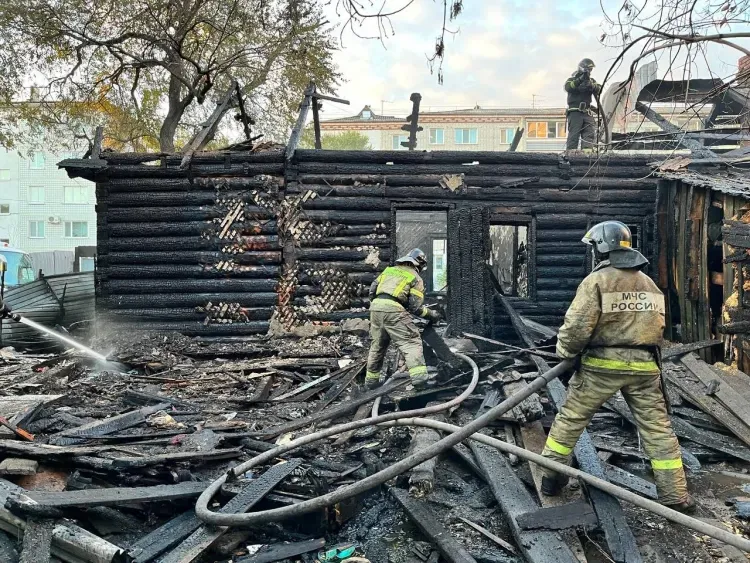 Мертвого мужчину обнаружили при пожаре в нежилом доме в Благовещенске