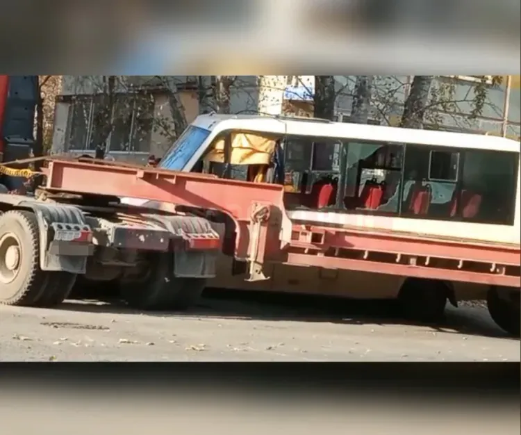 Соцсети: стекла разбиты в автобусе, попавшем в ДТП в Благовещенске