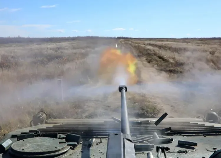 Огонь по имитированному противнику из БМП-2 ведут мобилизованные в Приамурье 