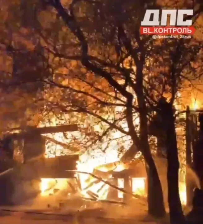 Двухэтажный барак в Благовещенске тушили все пожарные части города