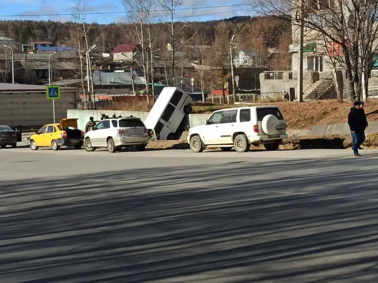 Микроавтобус угодил в кювет у подпорной стены в Тынде