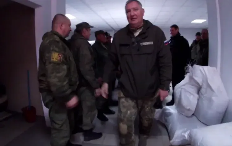 Экс-глава "Роскосмоса" Рогозин доставил зимнее обмундирование для защитников Донбасса