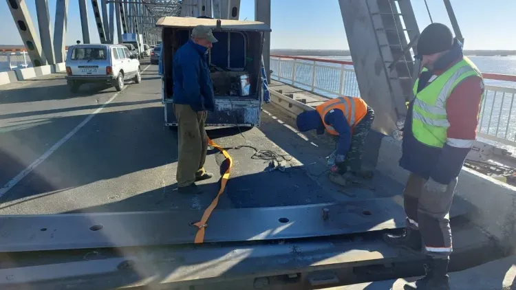 Мост через Зею в Благовещенске повредил тяжеловесный транспорт