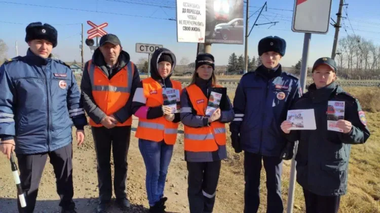 Амурских автомобилистов поздравили с профессиональным праздником и напомнили о правилах пересечения ж/д переездов