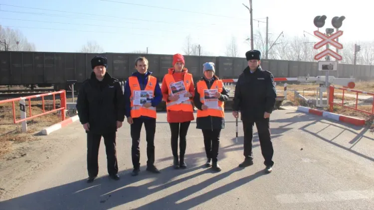 Амурских автомобилистов поздравили с профессиональным праздником и напомнили о правилах пересечения ж/д переездов