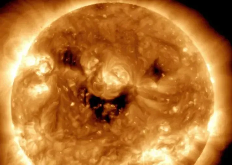 Улыбающееся Солнце сфотографировали астрофизики