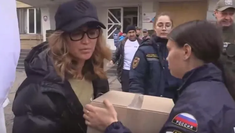 Певица Ольга Бузова привезла гуманитарную помощь в Донбасс