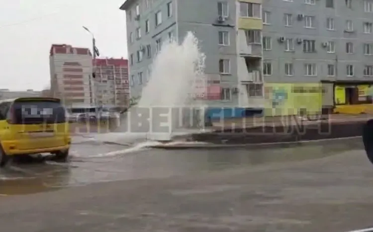 Стихийный "гейзер" образовался в микрорайоне Благовещенска
