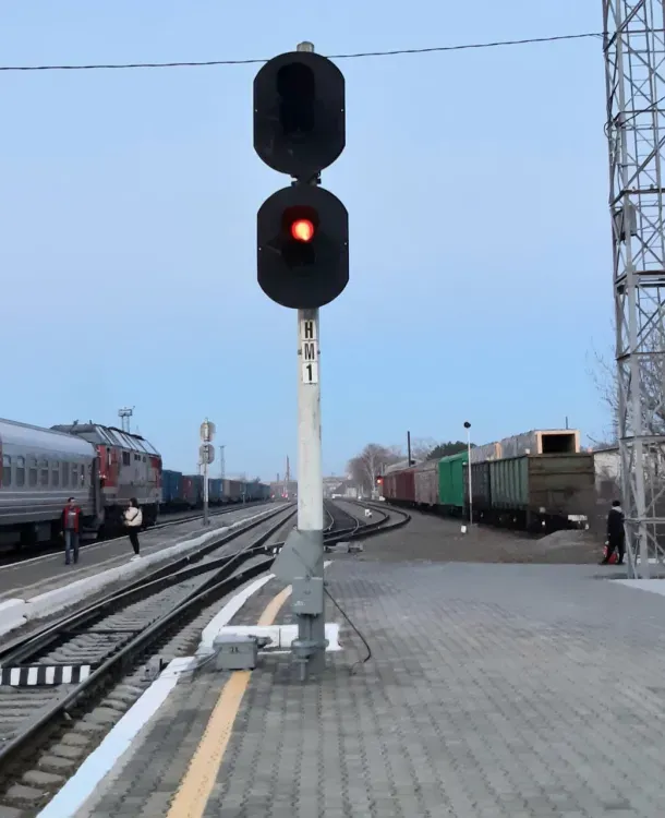 Автомобилист столкнулся с грузовым составом на ж/д переезде в Благовещенске