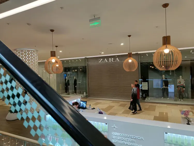 Бренды одежды Zara и Bershka больше не будут продавать свои вещи в России