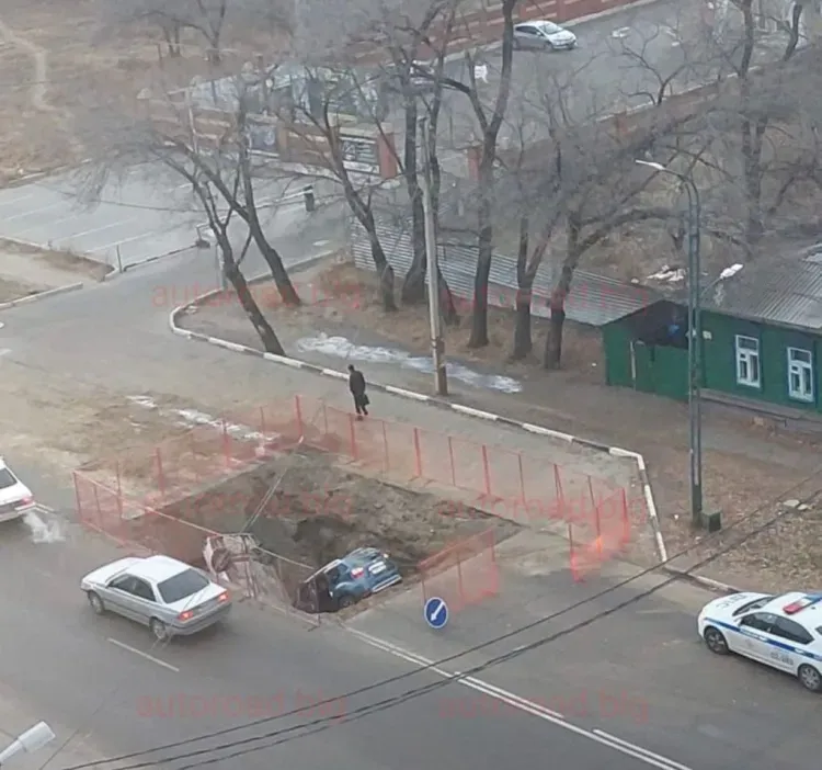 Автомобили упали в дорожную яму в Благовещенске
