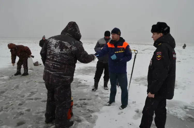 Рыбаки вышли на неокрепший лед Зеи в Благовещенске