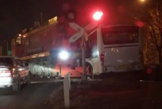Пассажирский автобус столкнулся на переезде с локомотивом во Владивостоке