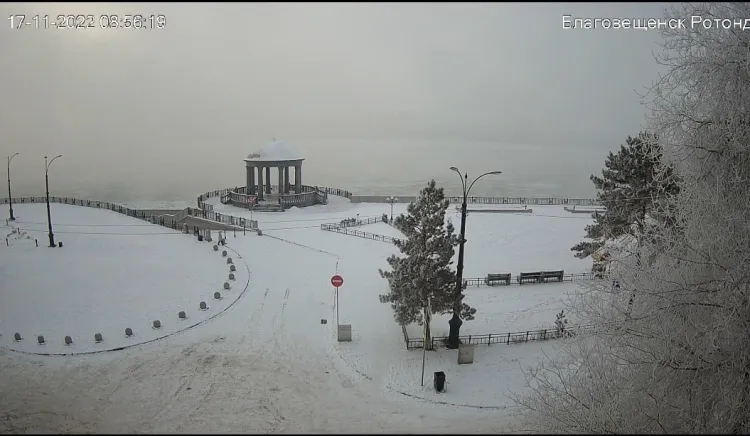 Морозный туман опустился утром на Благовещенск и закрыл вид на Китай