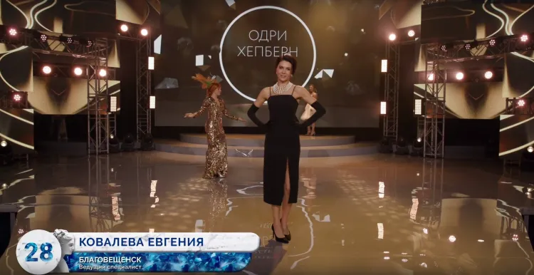 Образ Одри Хепберн примерила амурчанка в финале конкурса "Мисс Офис-2022"