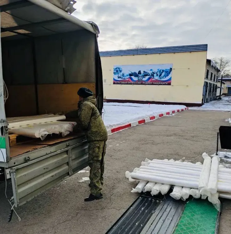 Пленку для укрытия окопов передали мобилизованным в ДВОКУ