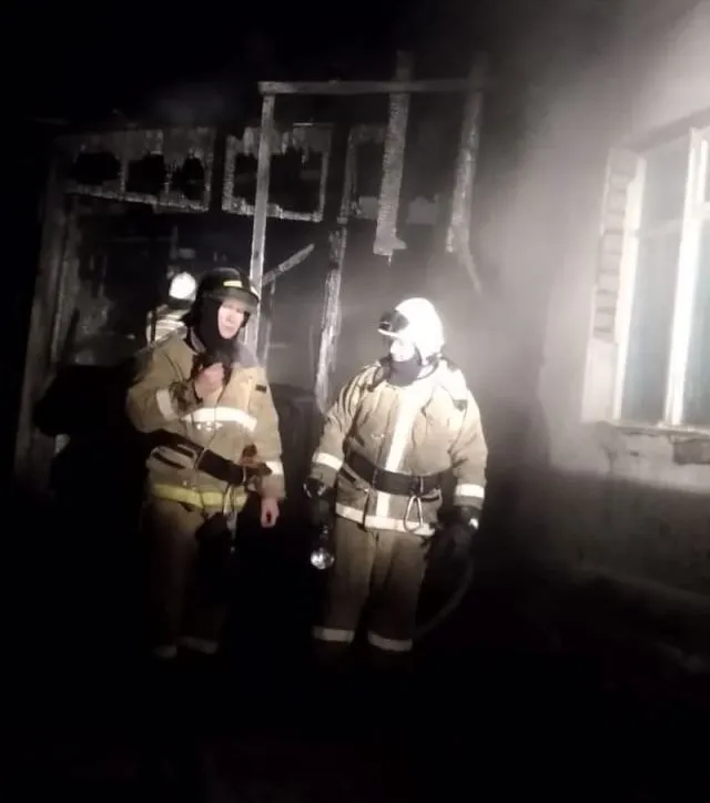 Маму и троих детей эвакуировали через окно на пожаре в Архаре 