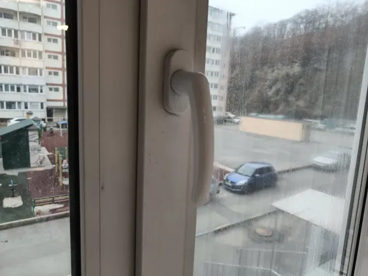 В чужую спальню через окно проник пьяный житель Благовещенска