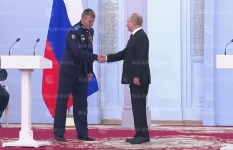 Героя России, переволновавшегося во время выступления в Кремле, поддержал президент Путин