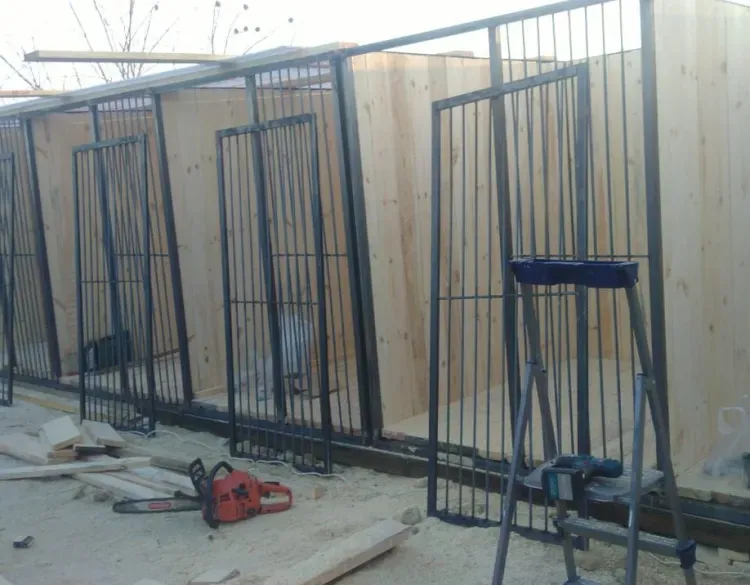 Вольеры для собак монтируют в приюте зоозащитников на грант амурского губернатора