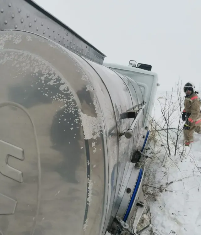 Пожарные не смогли извлечь погибшего в ДТП с молоковозом в Приамурье