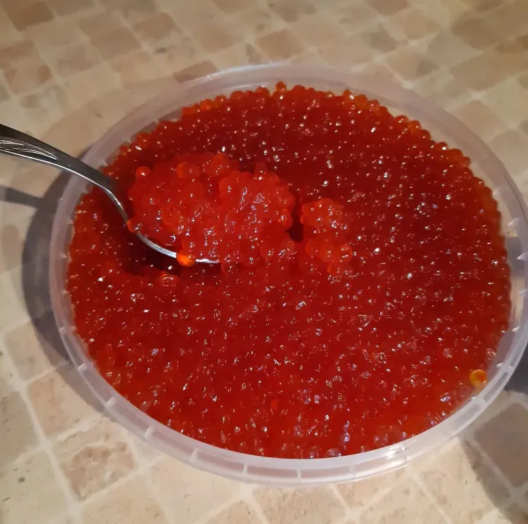 Красную икру скупают россияне в преддверии Нового года