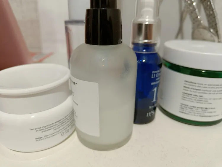 Тонкие брови из 90-х и черная помада будут в тренде Нового 2023 года