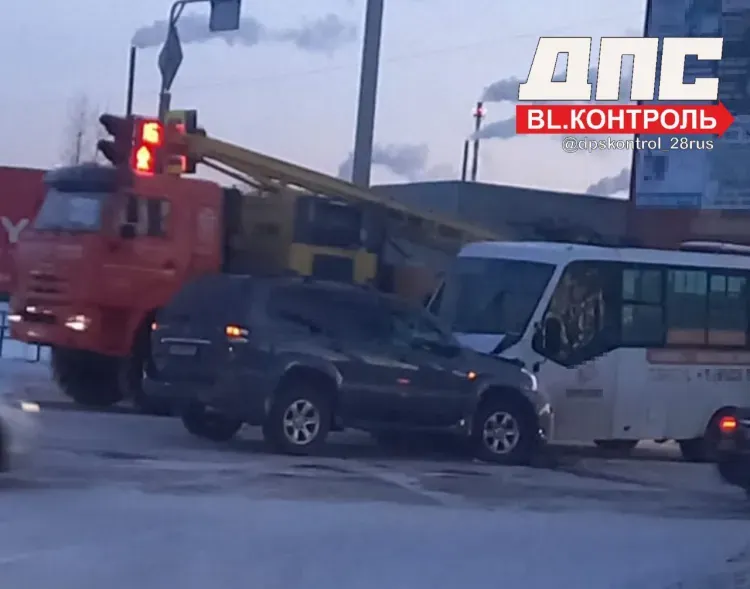 Девушка-пассажир пострадала при столкновении автобуса и внедорожника в Благовещенске