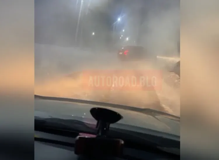 Пар образовался от залитой водой дороги в Благовещенске
